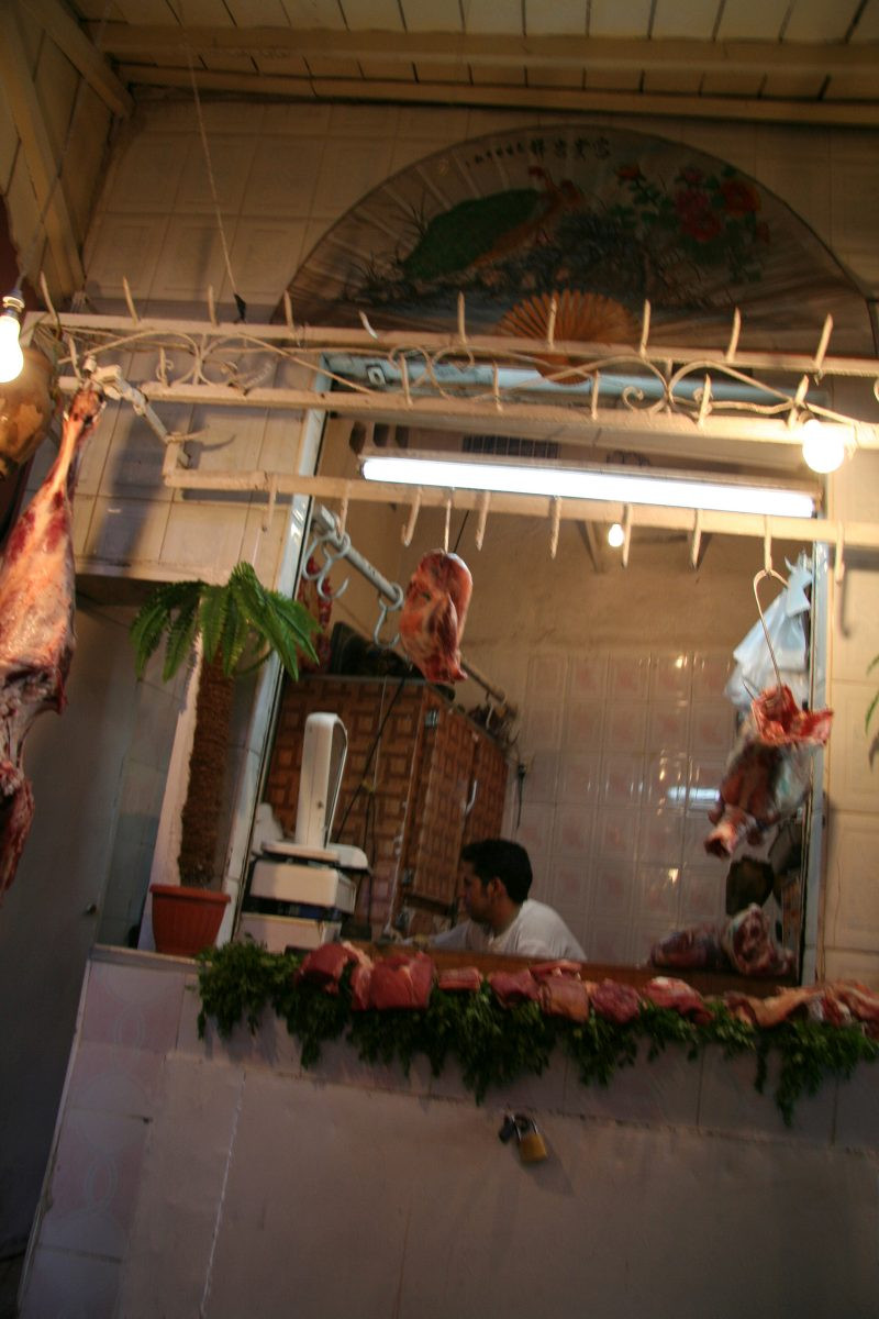 Boucher dans la rue Mouassine. Photo © André M. Winter