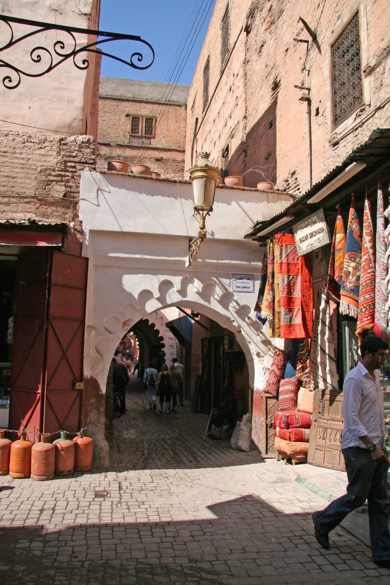 Porte dans la rue Laksour. Photo © André M. Winter