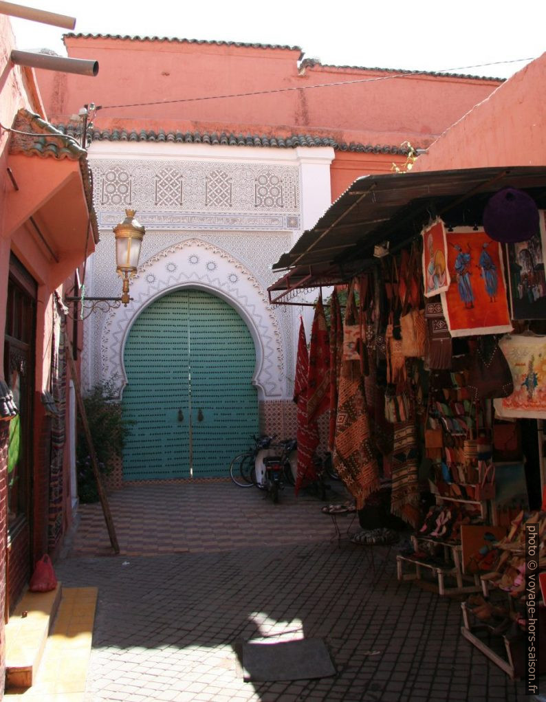 Une porte d'accès à la cour de la Mosquée el Mouassine. Photo © André M. Winter