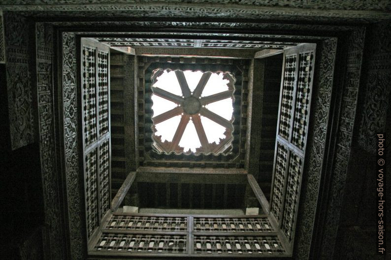 Puits de lumière dans la Medersa Ben Youssef. Photo © André M. Winter