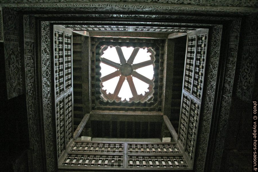 Puits de lumière dans la Medersa Ben Youssef. Photo © André M. Winter