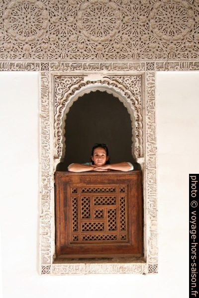 Alexandra dans une fenêtre donnant sur un puits de lumière dans la medersa Ben Youssef. Photo © André M. Winter