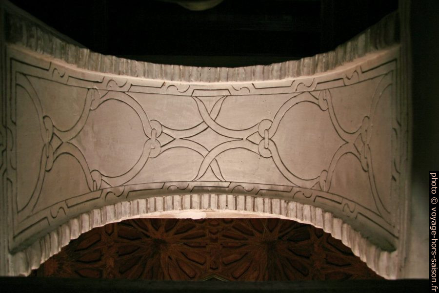 Décorations sous un arc de la Medersa Ben Youssef. Photo © André M. Winter