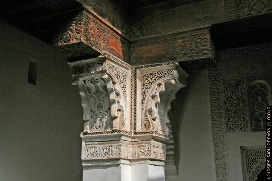 Chapiteau et poutes de bois décorés dans la Medersa Ben Youssef. Photo © André M. Winter