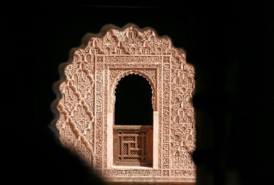 Fenêtre de chambre d'étudiant de la medersa Ben Youssef. Photo © André M. Winter