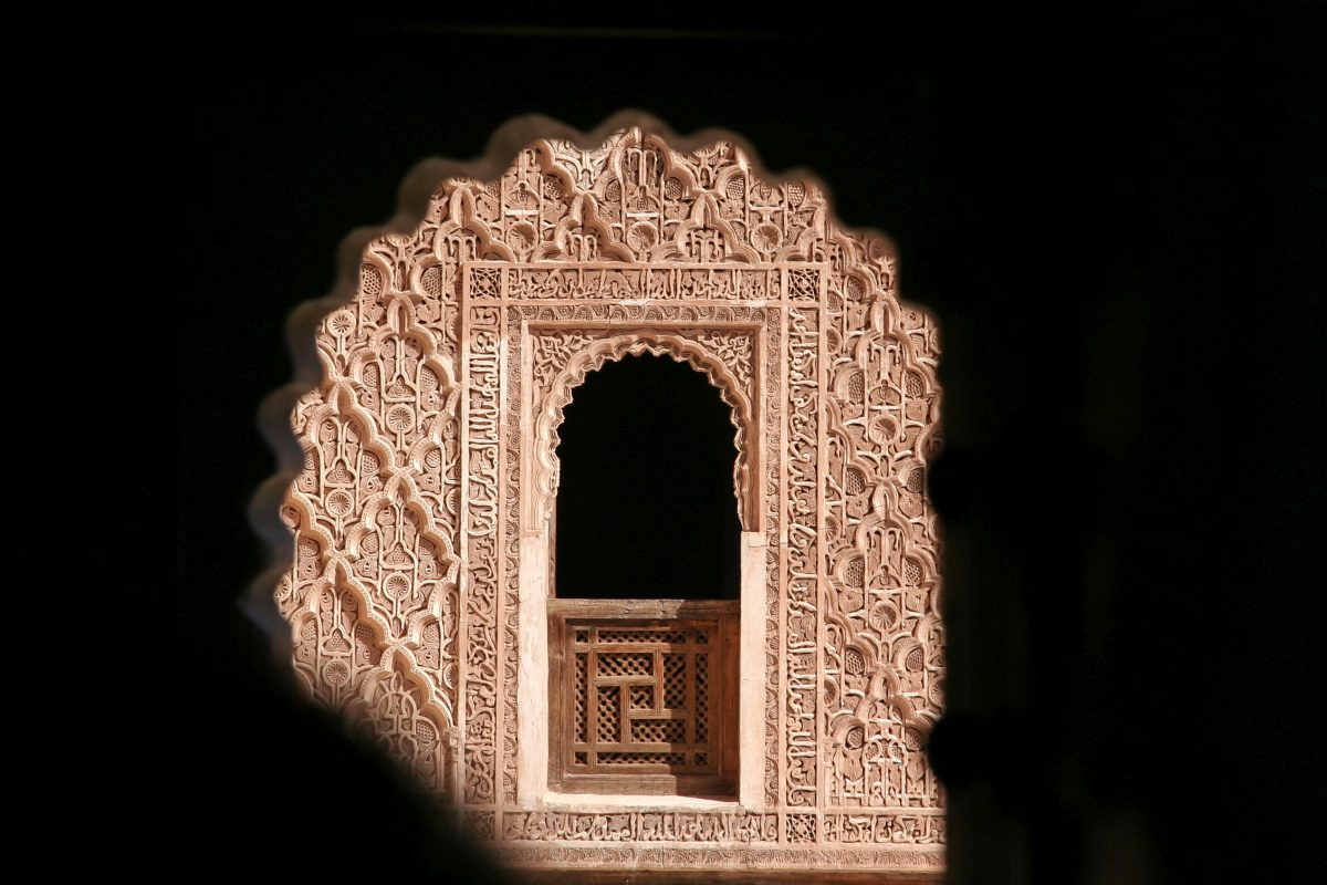 Fenêtre de chambre d'étudiant de la medersa Ben Youssef. Photo © André M. Winter