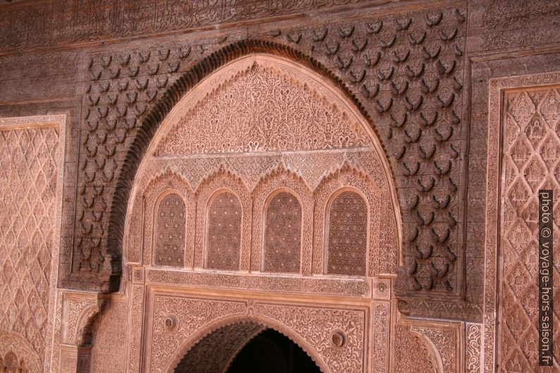 Décorations au-dessus de la porte donnant accès au mihrab de la Medersa Ben Youssef. Photo © André M. Winter