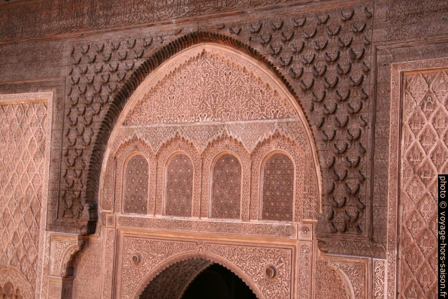 Décorations au-dessus de la porte donnant accès au mihrab de la Medersa Ben Youssef. Photo © André M. Winter