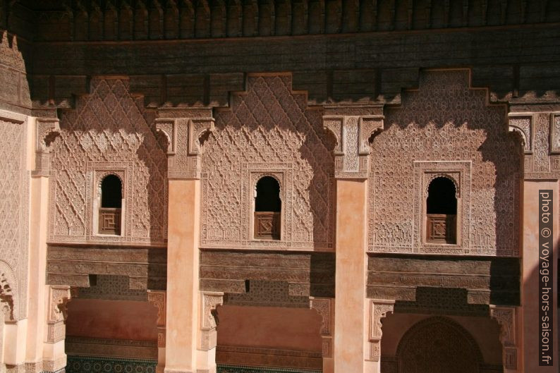 Fenêtres de chambres d'étudiants donnant sur le patio. Photo © André M. Winter