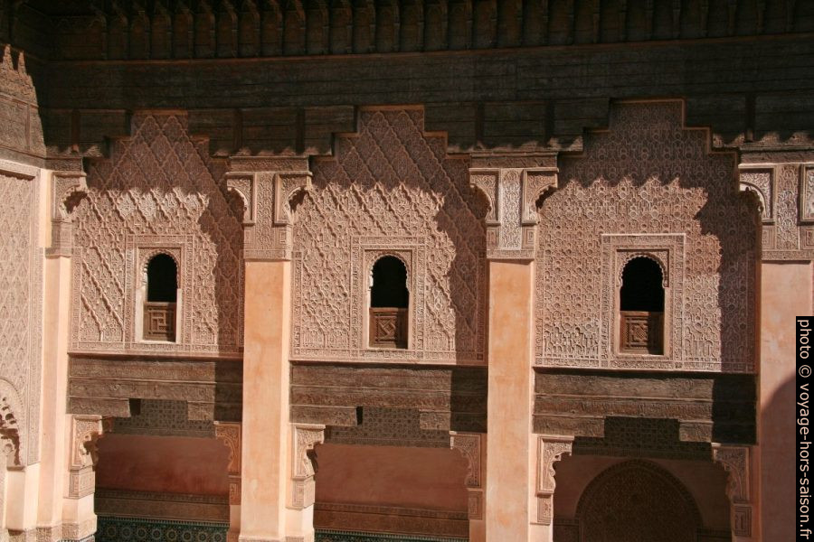 Fenêtres de chambres d'étudiants donnant sur le patio. Photo © André M. Winter