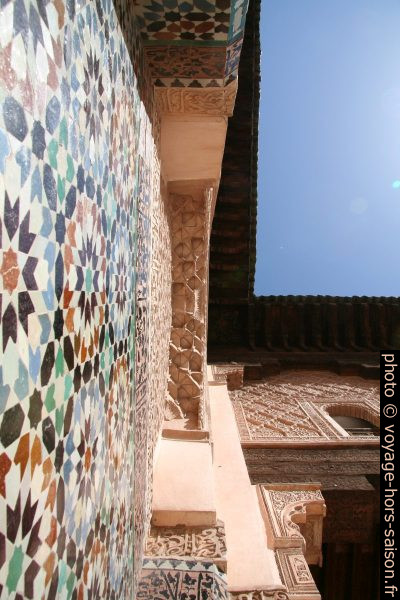 Vue verticale d'une niche du patio de la medersa Ben Youssef. Photo © André M. Winter
