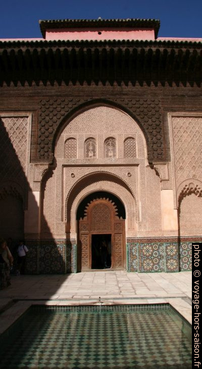 Patio avec bassin d'eau de la medersa Ben Youssef. Photo © André M. Winter