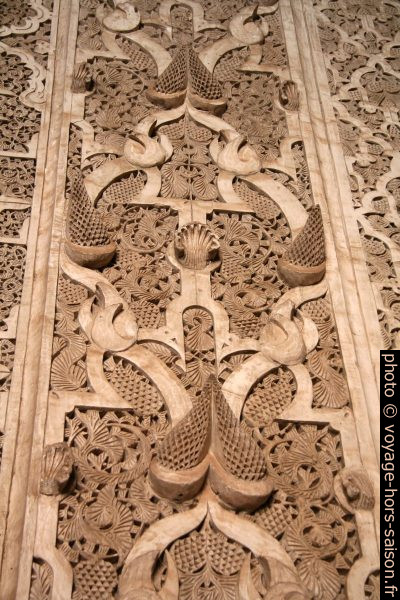 Décors en épis de la salle de prière de la medersa Ben Youssef. Photo © Alex Medwedeff