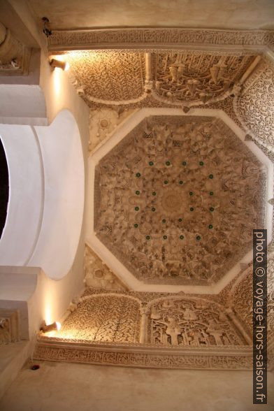 Plafond du mihrab de la medersa Ben Youssef. Photo © André M. Winter