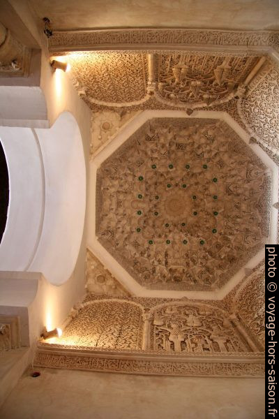 Plafond du mihrab de la medersa Ben Youssef. Photo © André M. Winter