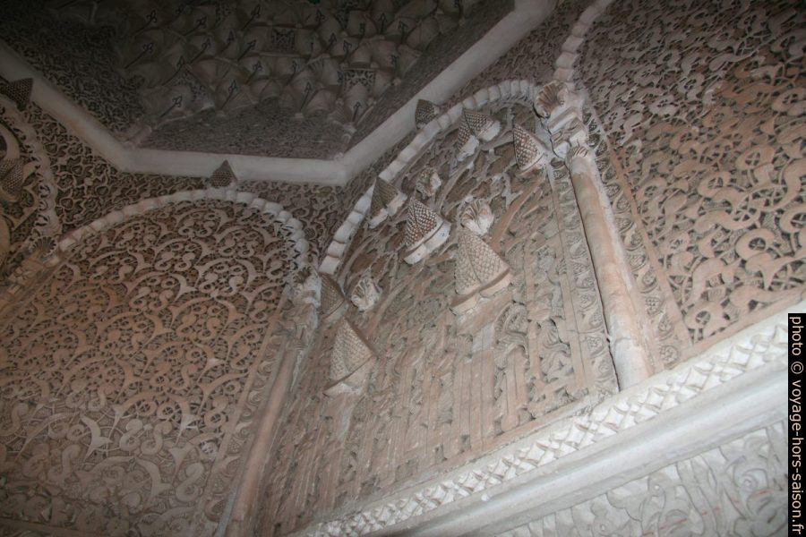 Décors en épis dans la salle de prière de la medersa Ben Youssef. Photo © André M. Winter