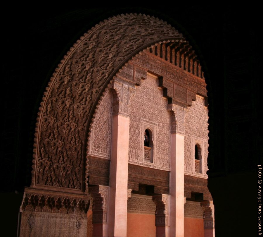 Arc entre la salle de prière et le patio de la Medersa Ben Youssef. Photo © Alex Medwedeff