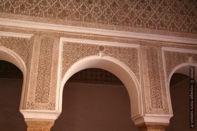 Colonnes soutenant la galerie de la Medersa Ben Youssef. Photo © André M. Winter