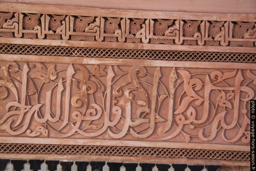 Détail de versets du coran en décoration murale. Photo © André M. Winter