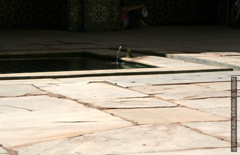 Bassin du patio de la Medersa Ben Youssef. Photo © André M. Winter