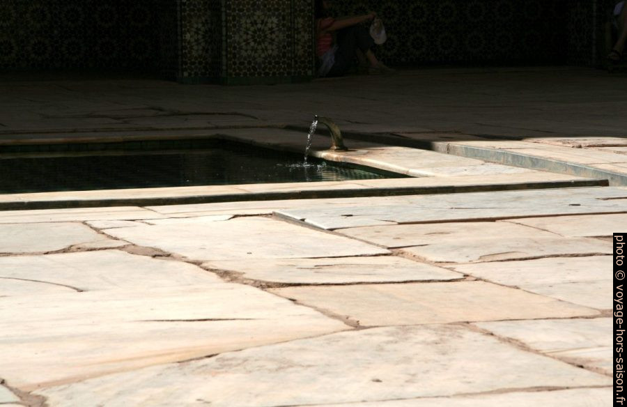 Bassin du patio de la Medersa Ben Youssef. Photo © André M. Winter