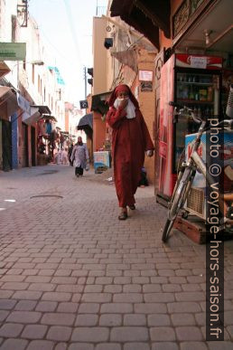 Femme marocaine dans les souks. Photo © André M. Winter