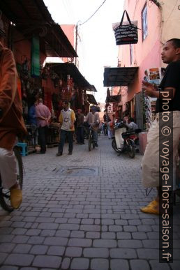 Hommes aux babouches dans les souks de Marrakech. Photo © André M. Winter