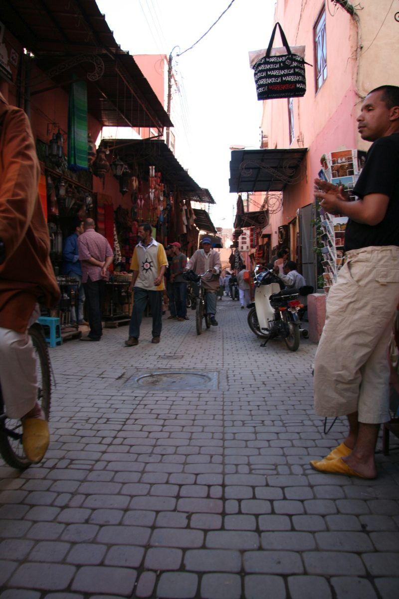 Hommes aux babouches dans les souks de Marrakech. Photo © André M. Winter