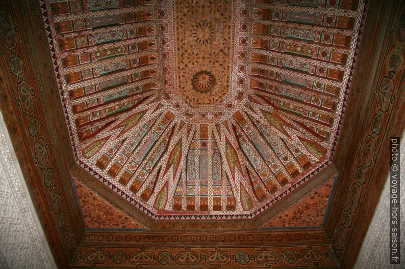 Plafond en bois de cèdre aux motifs peints remarquables. Photo © André M. Winter