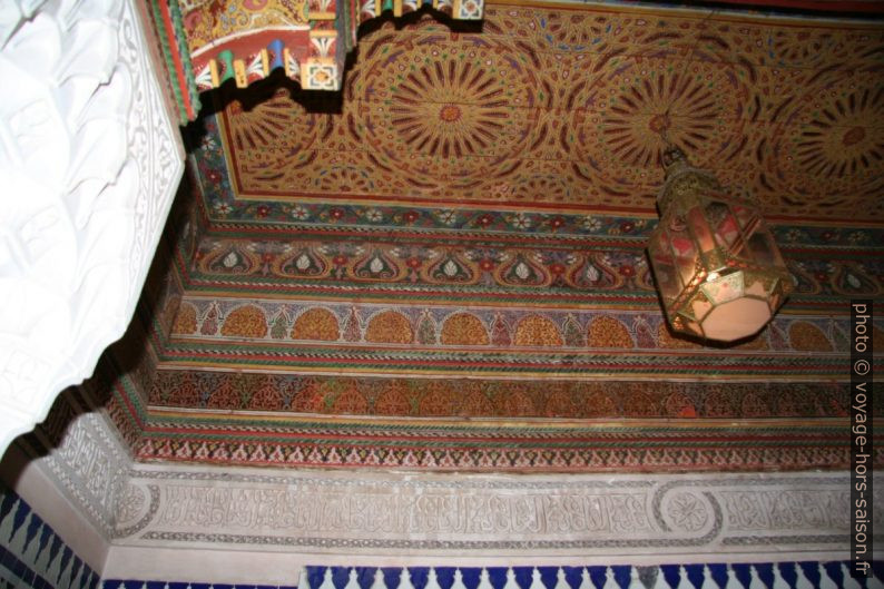 Murs et plafond dans le Palais de la Bahia. Photo © André M. Winter