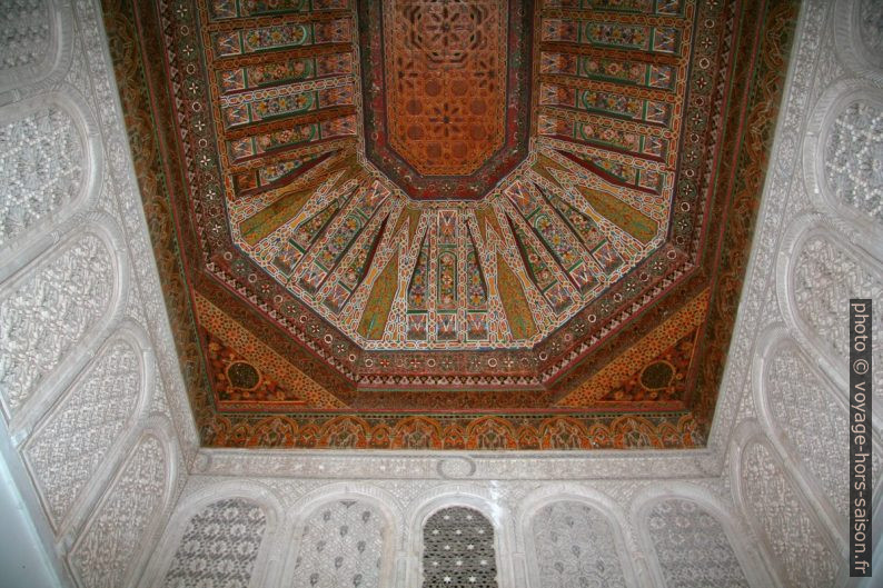 Plafond en bois de cèdre aux motifs peints. Photo © André M. Winter