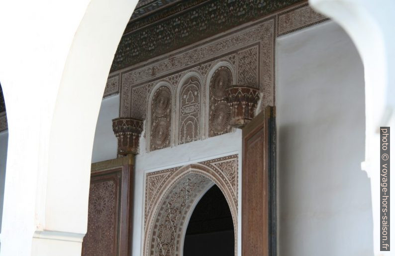 Arc de portail et gonds de portes. Photo © André M. Winter