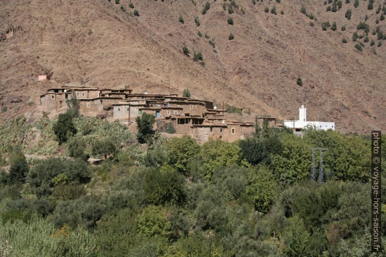 Village avec mosquée blanche. Photo © André M. Winter