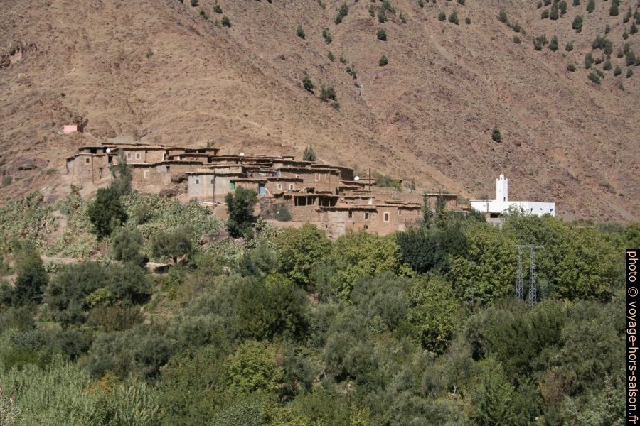 Village avec mosquée blanche. Photo © André M. Winter
