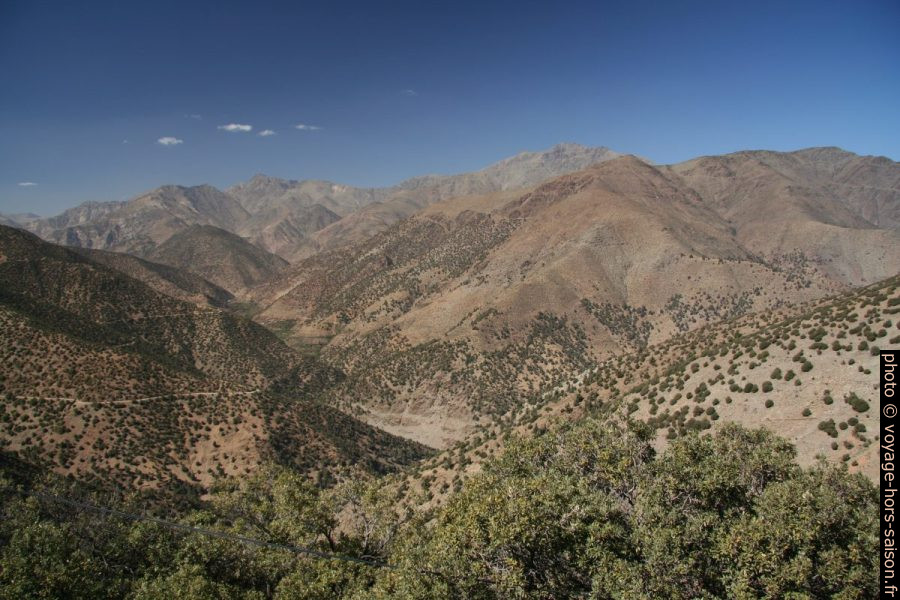 Montagnes au nord-ouest du Tizi N'Test. Photo © André M. Winter