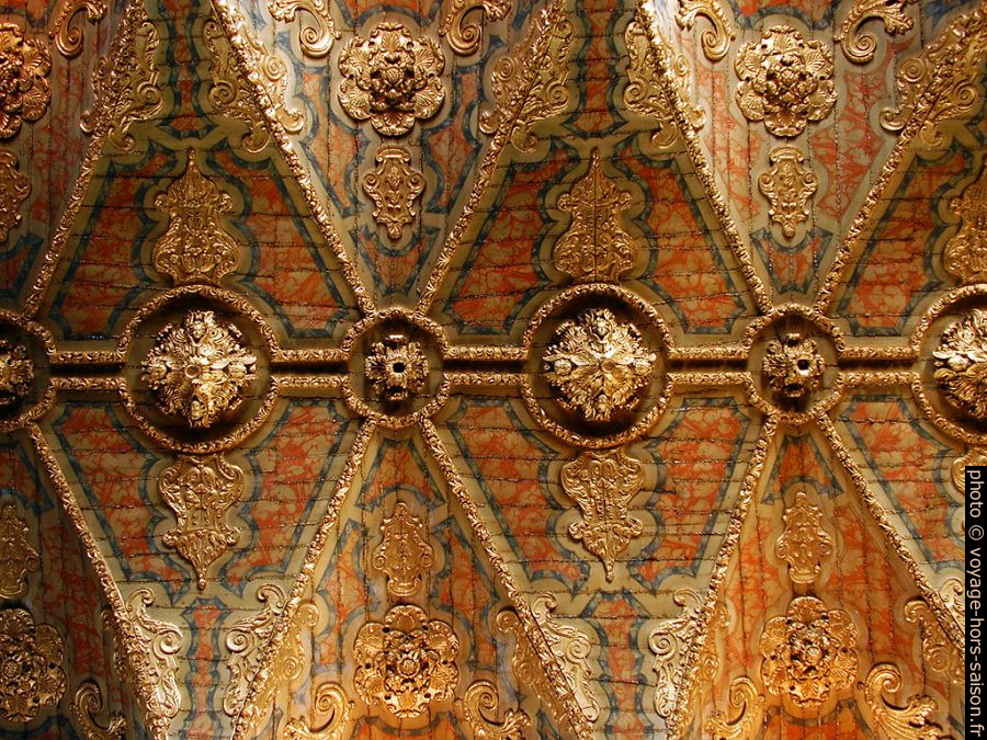 Détail du plafond doré de l'église Santa Clara à Porto. Photo CCSA4 Wikimédia Alegna13