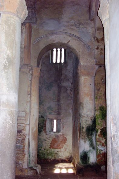 À l'intérieur de l'église St. Michel de Lillo. Photo Wikimédia AsturiasVerde