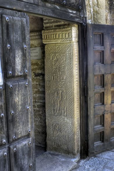 Jambage en relief de la porte d’entrée de St. Michel de Lillo. Photo CCSA2 Wikimédia Ángel M. Felicísimo