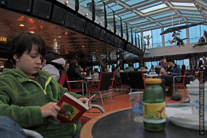 Nicolas dans la salle arrière du ferry Moby Wonder. Photo © André M. Winter