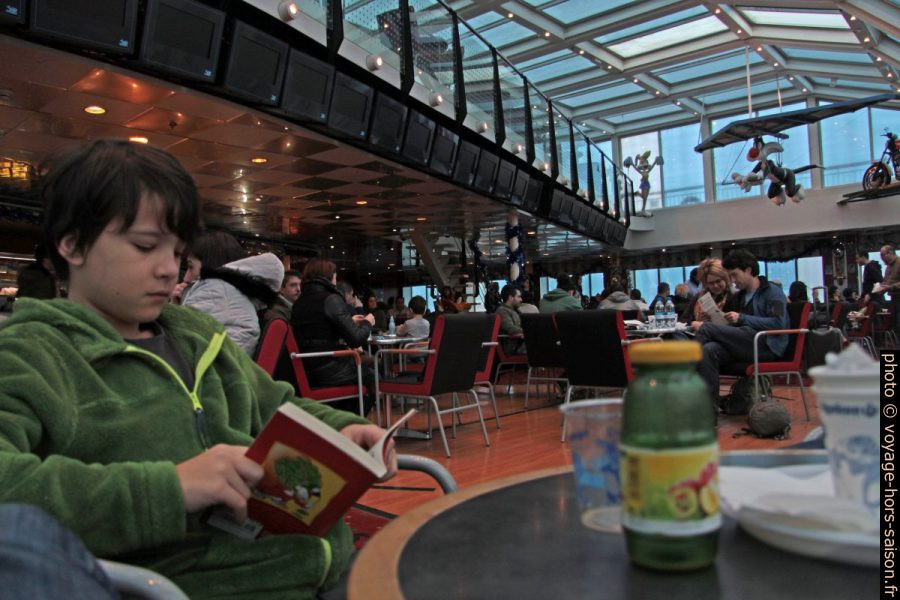 Nicolas dans la salle arrière du ferry Moby Wonder. Photo © André M. Winter