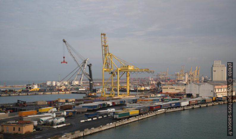 Terminal conteneur de Livourne. Photo © Alex Medwedeff