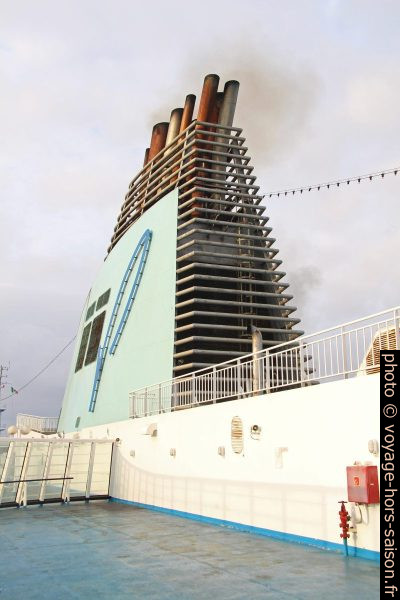 Cheminée du ferry Moby Wonder. Photo © André M. Winter