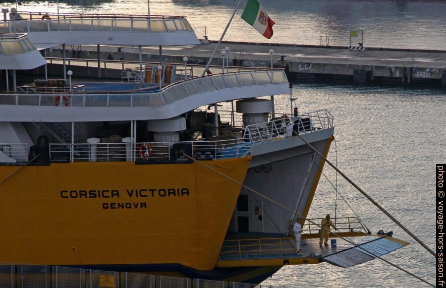 Peintres sur la rampe du ferry Corsica Victoria en révision à Livourne. Photo © André M. Winter