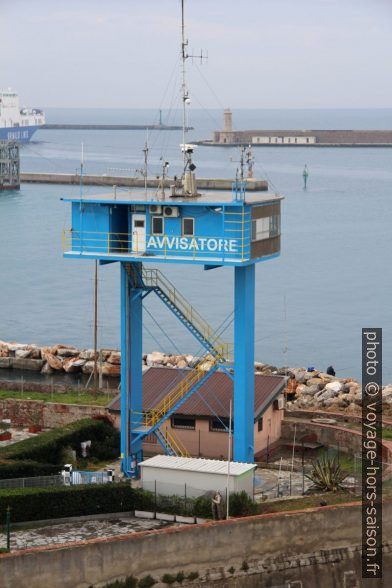 Tour de contrôle dans le port de Livourne. Photo © André M. Winter