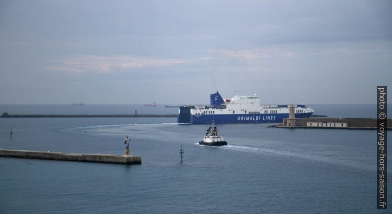 Navire Ro-Ro et remorqueur sortant du Port de Livourne. Photo © Alex Medwedeff