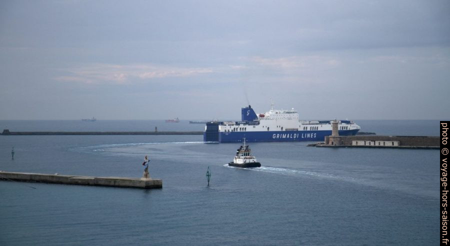 Navire Ro-Ro et remorqueur sortant du Port de Livourne. Photo © Alex Medwedeff