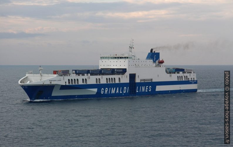 Navire roulier Eurocargo Livorno de Grimaldi Lines. Photo © André M. Winter