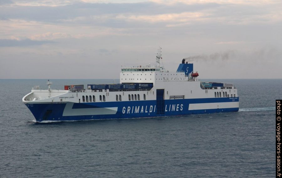 Navire roulier Eurocargo Livorno de Grimaldi Lines. Photo © André M. Winter