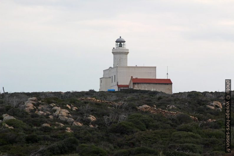 Faro di Capo Ferro vu de côté. Photo © André M. Winter