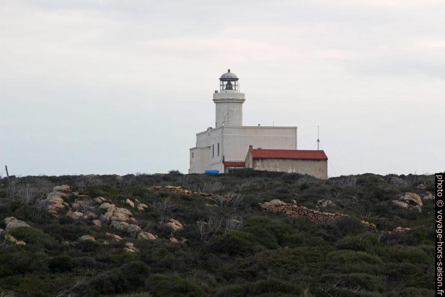 Faro di Capo Ferro vu de côté. Photo © André M. Winter